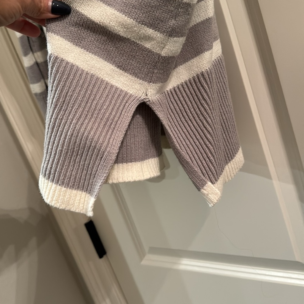 Comfy oversized sweater, excellent condition, pair w/leggings, jeans, or chinos - Picture 3 of 5